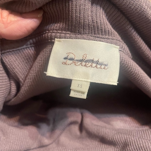 Deletta top silky and soft. Layer front neck. - Picture 3 of 5